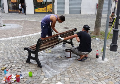 Mani in piazza. I ragazzi di Casa Elim risistemano le panchine.