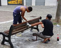 Mani in piazza. I ragazzi di Casa Elim risistemano le panchine.